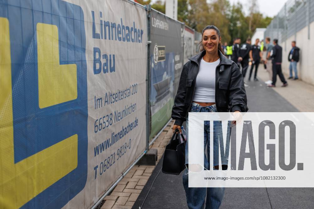 Valentina Maceri (Reporterin), Emotionen, Geste, Gestik, Mimik, Freisteller, Portrait SV Elversberg vs Bayer 04 Leverkusen, Fussball, 1. Bundesliga, 01. Spieltag, Saison 2026 2027, 29.08.2026 SV Elversberg vs Bayer 04 Leverkusen, Fussball, 1. Bundesliga, 01. Spieltag, Saison 2026 2027
