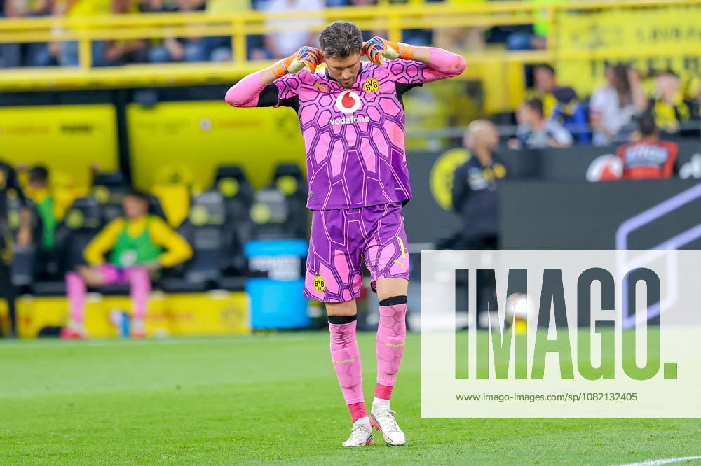 2026.08.29, Fußball, Bundesliga, Borussia Dortmund - Hamburger SV, Signal Iduna Park, 1.Spieltag, Saison 2026 2027: Gregor Kobel (Borussia Dortmund 1) haelt sich die Ohren DFB regulations prohibit any use of photographs as image sequences and or quasi-video. Photo: WilkowskixPressefotoKochx Nordrhein-Westfalen Deutschland