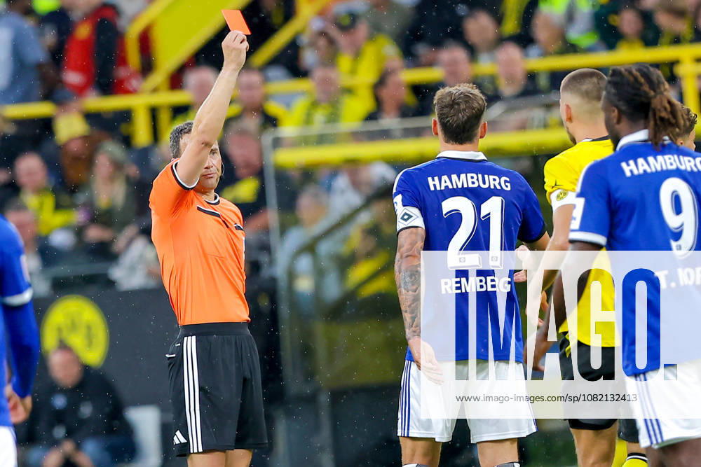 2026.08.29, Fußball, Bundesliga, Borussia Dortmund - Hamburger SV, Signal Iduna Park, 1.Spieltag, Saison 2026 2027: Schiedsrichter Zwayer, Felix (Berlin) zeigt Waldemar Anton (Borussia Dortmund 3) die rote Karte DFB regulations prohibit any use of photographs as image sequences and or quasi-video. Photo: WilkowskixPressefotoKochx Nordrhein-Westfalen Deutschland