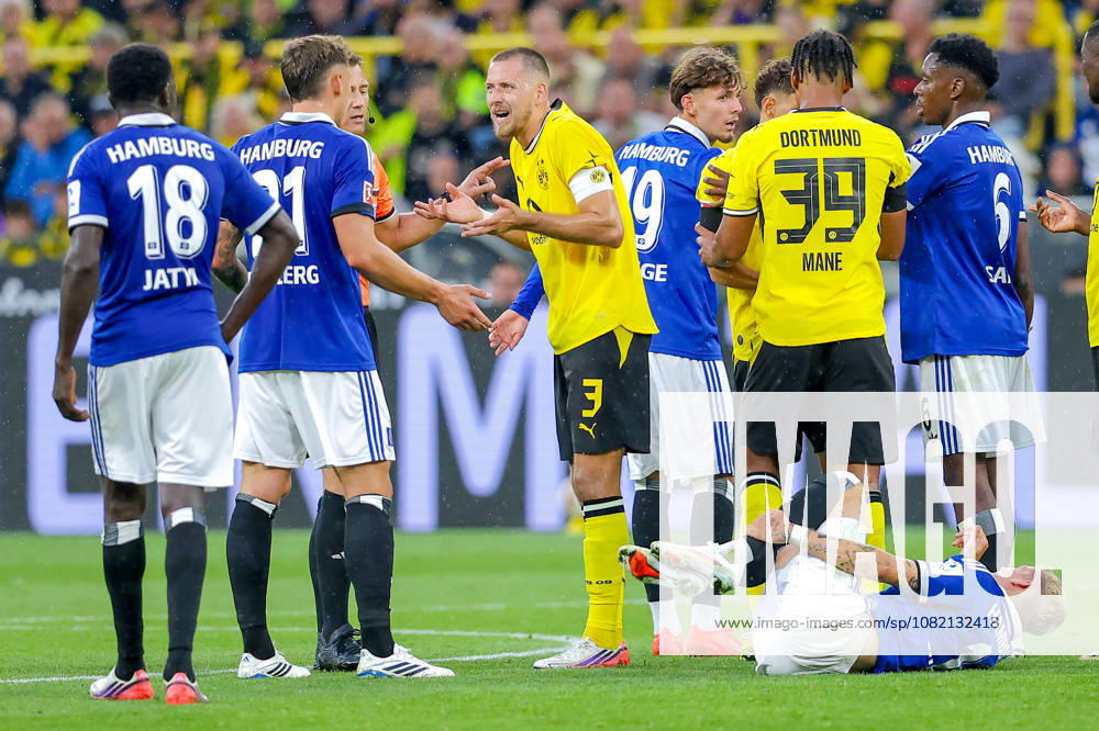 2026.08.29, Fußball, Bundesliga, Borussia Dortmund - Hamburger SV, Signal Iduna Park, 1.Spieltag, Saison 2026 2027: Waldemar Anton (Borussia Dortmund 3) kann den Platzverweis Rote Karte nicht verstehen und diskutiert am Platz DFB regulations prohibit any use of photographs as image sequences and or quasi-video. Photo: WilkowskixPressefotoKochx Nordrhein-Westfalen Deutschland