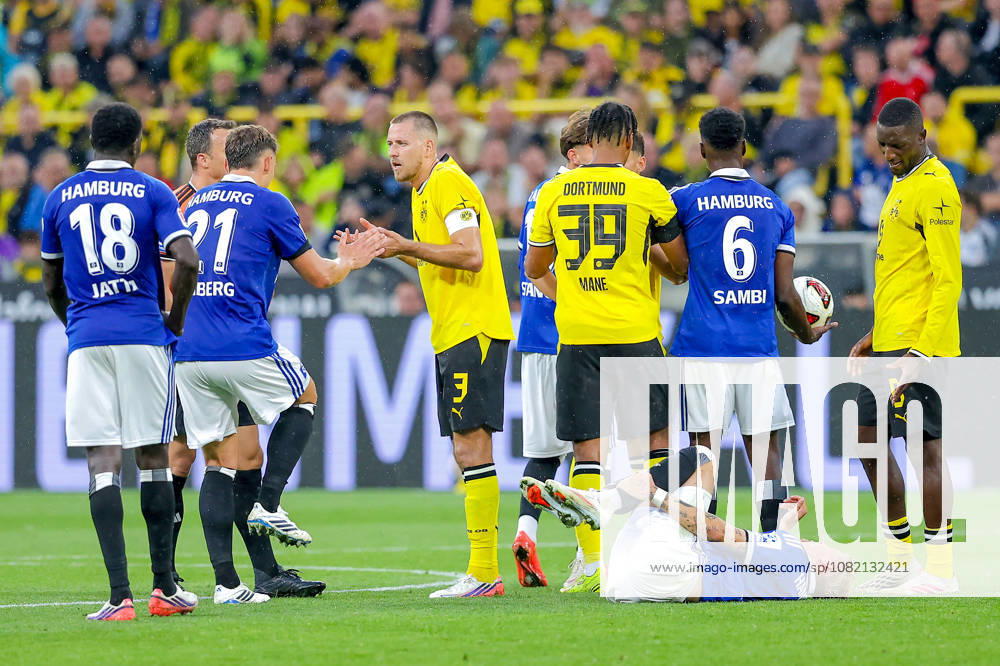 2026.08.29, Fußball, Bundesliga, Borussia Dortmund - Hamburger SV, Signal Iduna Park, 1.Spieltag, Saison 2026 2027: Waldemar Anton (Borussia Dortmund 3) kann den Platzverweis Rote Karte nicht verstehen und diskutiert am Platz DFB regulations prohibit any use of photographs as image sequences and or quasi-video. Photo: WilkowskixPressefotoKochx Nordrhein-Westfalen Deutschland