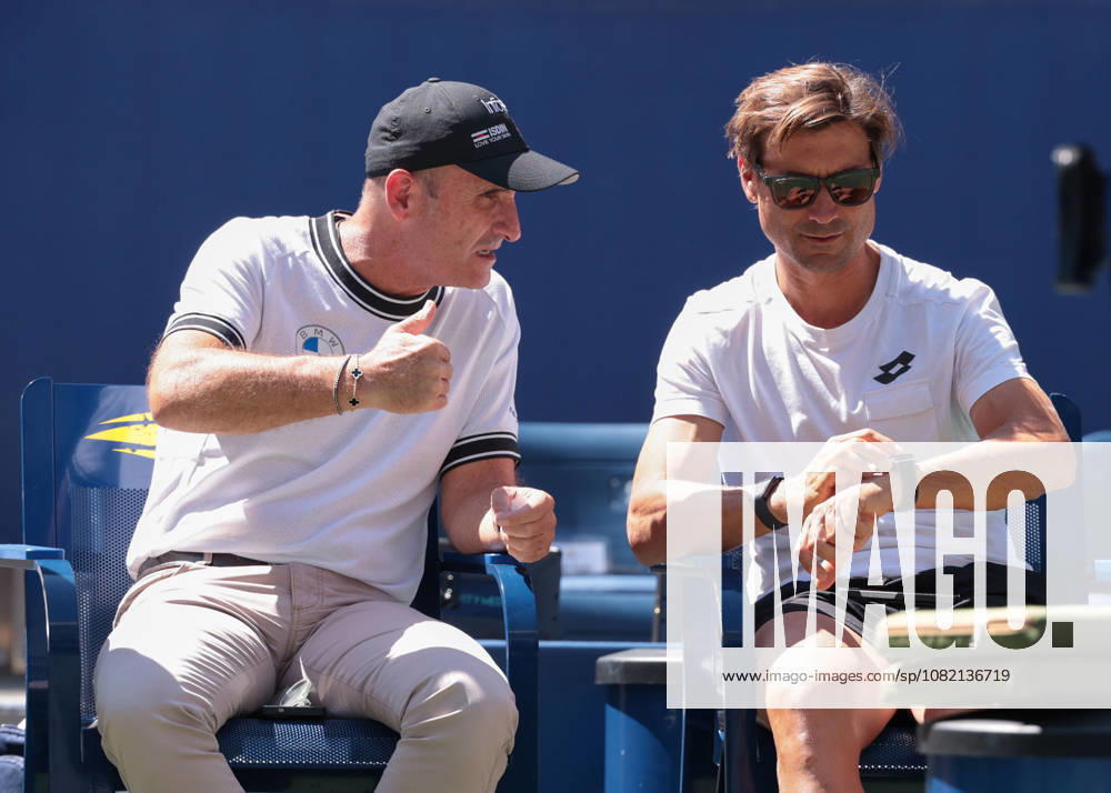 Carlos Alcaraz, Manager Albert Molina im Gesprach mit David Ferrer am Spielfeldrand beim Training, Practice, US Open Championships, Billie Jean King National Tennis Center, Flushing Meadows, New York, USA .