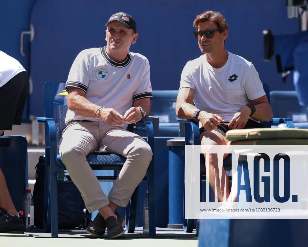 Carlos Alcaraz, Manager Albert Molina im Gesprach mit David Ferrer am Spielfeldrand beim Training, Practice, US Open Championships, Billie Jean King National Tennis Center, Flushing Meadows, New York, USA .