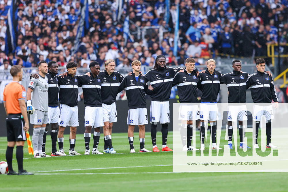 2026.08.29, Fußball, Bundesliga, Borussia Dortmund - Hamburger SV, Signal Iduna Park, 1.Spieltag, Saison 2026 2027: Die Hamburger stehen in einer Reihe zur Trauerminute DFB regulations prohibit any use of photographs as image sequences and or quasi-video. Photo: WilkowskixPressefotoKochx Nordrhein-Westfalen Deutschland