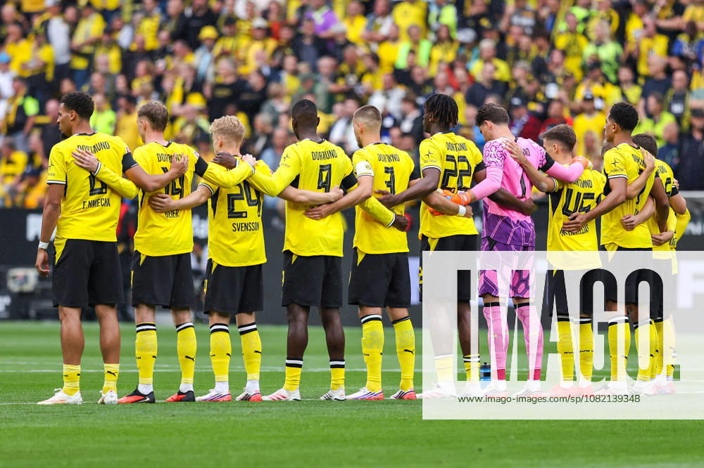 2026.08.29, Fußball, Bundesliga, Borussia Dortmund - Hamburger SV, Signal Iduna Park, 1.Spieltag, Saison 2026 2027: Die Dortmunder stehen in einer Reihe zur Trauerminute DFB regulations prohibit any use of photographs as image sequences and or quasi-video. Photo: WilkowskixPressefotoKochx Nordrhein-Westfalen Deutschland