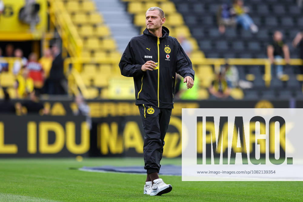 2026.08.29, Fußball, Bundesliga, Borussia Dortmund - Hamburger SV, Signal Iduna Park, 1.Spieltag, Saison 2026 2027: Julian Ryerson (Borussia Dortmund 26) vor dem Spiel mit Kaffee in der Hand DFB regulations prohibit any use of photographs as image sequences and or quasi-video. Photo: WilkowskixPressefotoKochx Nordrhein-Westfalen Deutschland