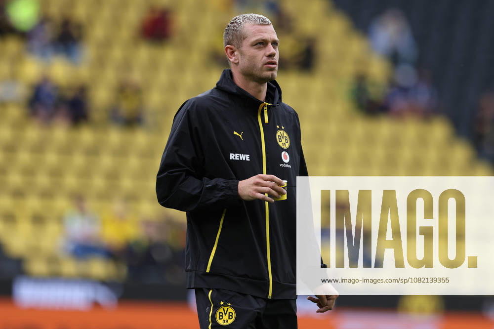 2026.08.29, Fußball, Bundesliga, Borussia Dortmund - Hamburger SV, Signal Iduna Park, 1.Spieltag, Saison 2026 2027: Julian Ryerson (Borussia Dortmund 26) vor dem Spiel mit Kaffee in der Hand DFB regulations prohibit any use of photographs as image sequences and or quasi-video. Photo: WilkowskixPressefotoKochx Nordrhein-Westfalen Deutschland