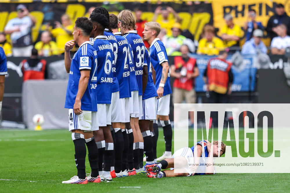 2026.08.29, Fußball, Bundesliga, Borussia Dortmund - Hamburger SV, Signal Iduna Park, 1.Spieltag, Saison 2026 2027: Louis Lemke (Hamburger SV 37) liegt hinter der Mauer beim Freistoss DFB regulations prohibit any use of photographs as image sequences and or quasi-video. Photo: WilkowskixPressefotoKochx Nordrhein-Westfalen Deutschland