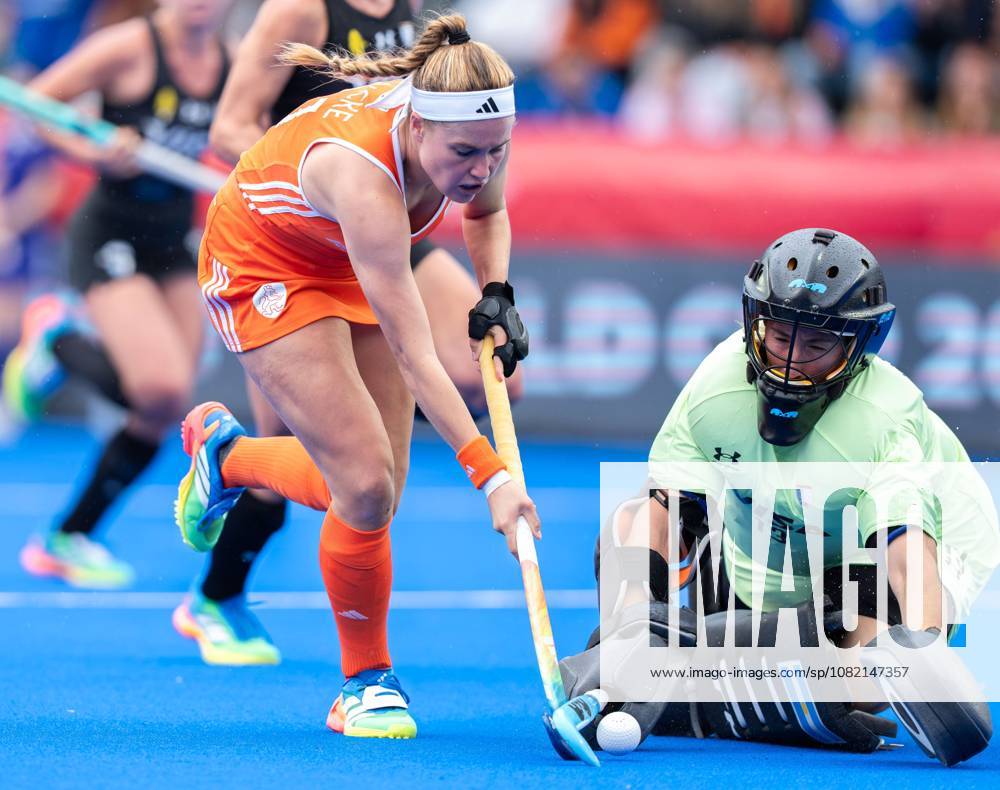 AMSTELVEEN, 29-08-2026, Wagener Stadion, FIH Hockey World Cup 2026 Women, 2026. Pien Dicke & Cristina Cosentino during the game Netherlands - Argentina (women). Netherlands - Argentina (women) x206222316x