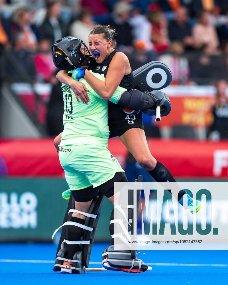 AMSTELVEEN, 29-08-2026, Wagener Stadion, FIH Hockey World Cup 2026 Women, 2026. Cristina Cosentino & Emma Knobl celebrates goal during the game Netherlands - Argentina (women). Netherlands - Argentina (women) x206222348x