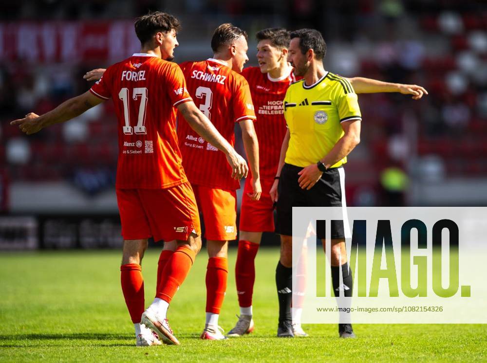 Fussball Regionalliga Nordost 7. Spieltag Saison 2026-2027 Steigerwaldstadion FC Rot Weiss Erfurt - BFC Preussen im Foto: Til Linus Schwarz 3 (FC Rot-Weiß Erfurt) und Niclas Walther 22 (FC Rot-Weiß Erfurt) diskutieren mit Schiedsrichter Patrick Kluge ( Deutschland Thueringen Erfurt