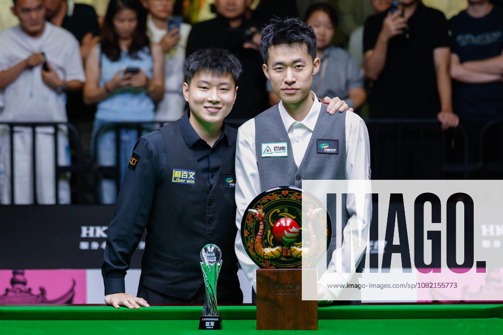 (260830) -- WUHAN, Aug. 30, 2026 -- Chang Bingyu (R) of China and Zhao Xintong of China pose for photos during the awarding ceremony after their final match at Wuhan Open 2026 snooker tournament in Wuhan, central China s Hubei Province, Aug. 29, 2026. ) (SP)CHINA-SNOOKER-WUHAN OPEN (CN) WuxZhizun
