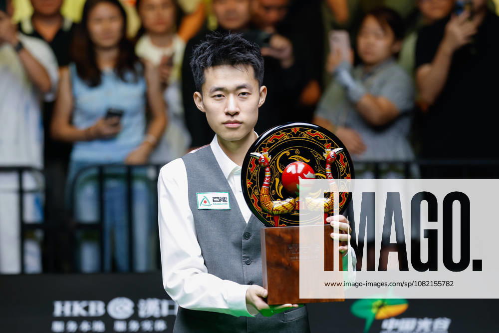 (260830) -- WUHAN, Aug. 30, 2026 -- Chang Bingyu poses for photos during the awarding ceremony after the final match between Zhao Xintong of China and Chang Bingyu of China at Wuhan Open 2026 snooker tournament in Wuhan, central China s Hubei Province, Aug. 29, 2026. ) (SP)CHINA-SNOOKER-WUHAN OPEN (CN) WuxZhizun