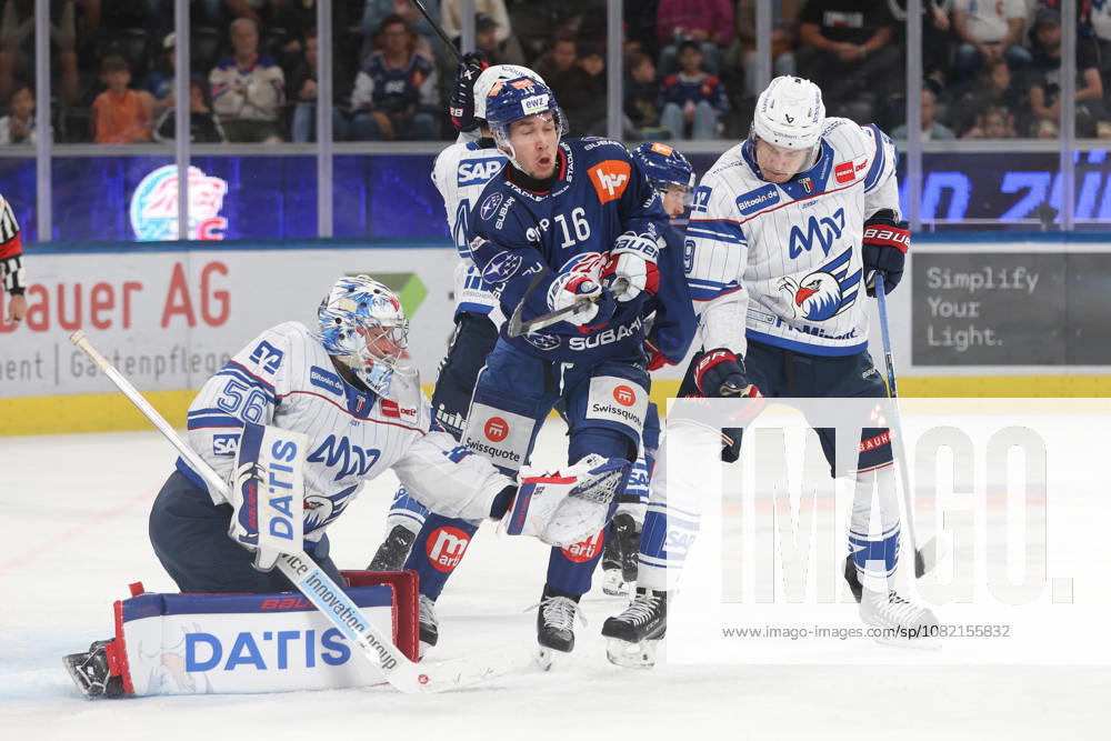 Zuerich, SCHWEIZ, Swiss Life Arena Eishockey Saison 2026 2027 Freundschaftsspiel ZSC Lions - Adler Mannheim Joshua Fahrni (mitte,ZSC) gegen Leon Gawanke (Adler) vor Torwart Maximilian Franzreb (Adler)