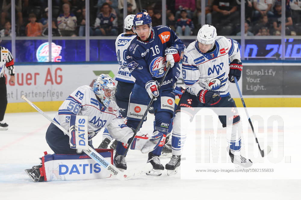 Zuerich, SCHWEIZ, Swiss Life Arena Eishockey Saison 2026 2027 Freundschaftsspiel ZSC Lions - Adler Mannheim Joshua Fahrni (mitte,ZSC) gegen Leon Gawanke (Adler) vor Torwart Maximilian Franzreb (Adler)