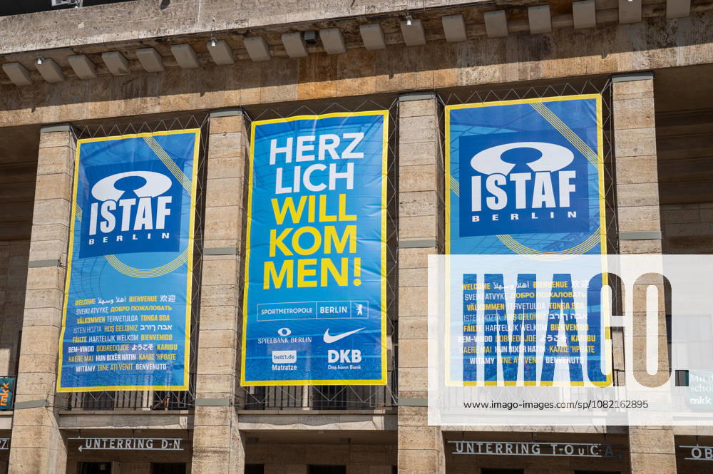 Deutschland: Leichtathletik, Leichtathletik Meeting, Sportfest ISTAF 2026 am 30.08.2026 in Berlin (Olympiastadion): ISTAF-Banner mit dem Schriftzug Herzlich willkommen! an der Fassade des Olympiastadions Berlin vor dem internationalen Leichtathletikmeeting ISTAF Berlin.