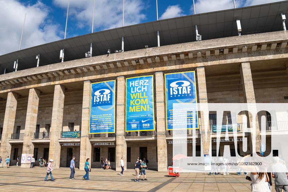 Deutschland: Leichtathletik, Leichtathletik Meeting, Sportfest ISTAF 2026 am 30.08.2026 in Berlin (Olympiastadion): ISTAF-Banner mit dem Schriftzug Herzlich willkommen! an der Fassade des Olympiastadions Berlin vor dem internationalen Leichtathletikmeeting ISTAF Berlin.