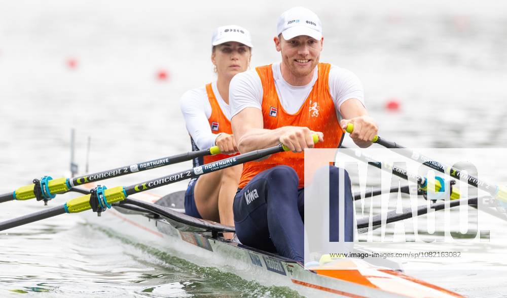 AMSTERDAM - Roos de Jong and Simon van Dorp during the semi-final for the mixed double sculls on the seventh and final day of the World Rowing Championships at the Bosbaan in the Amsterdam Forest. IRIS VAN DEN BROEK ANP ANPxSportx IVx 566581748 originalFilename: 566581748