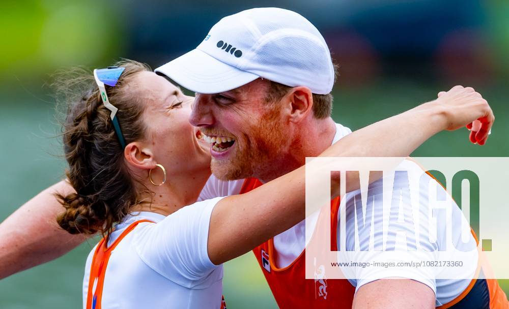 AMSTERDAM - Simon van Dorp and Roos de Jong in action during the mixed double sculls final on the seventh and final day of the World Rowing Championships at the Bosbaan in the Amsterdam Forest. IRIS VAN DEN BROEK ANP ANPxSportx IVx 566594033 originalFilename: 566594033