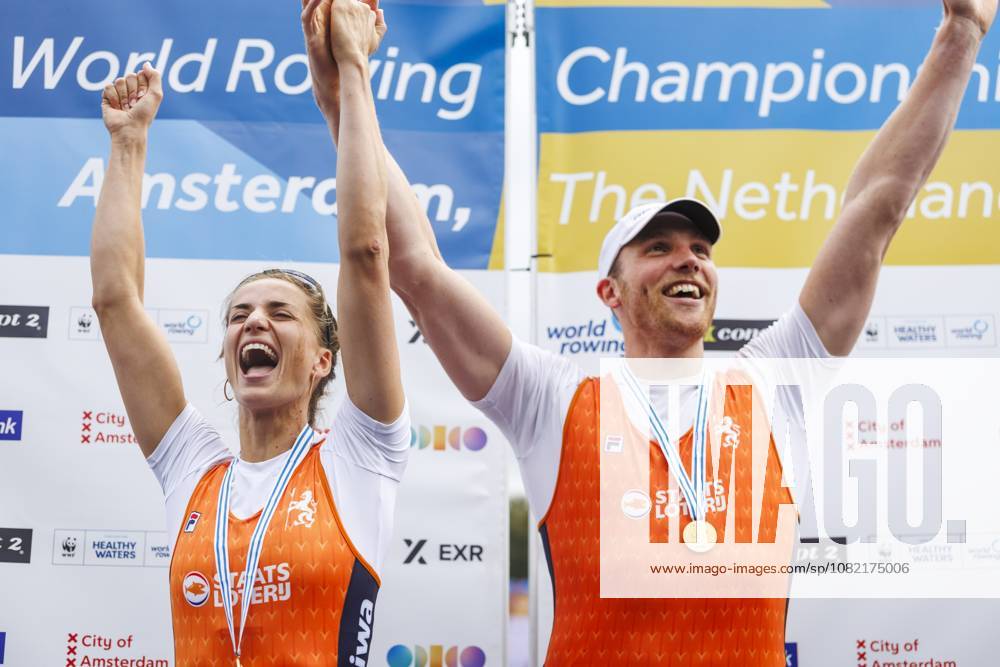 AMSTERDAM - Roos de Jong and Simon van Dorp celebrate first place with gold medals in the mixed double sculls final on the seventh day of the World Rowing Championships at the Bosbaan in the Amsterdam Forest. IRIS VAN DEN BROEK ANP ANPxSportx IVx 566596245 originalFilename: 566596245