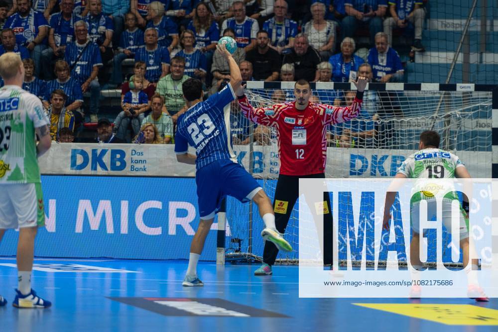 Nicola Roganovic, Rueckraum, (VfL Gummersbach 23), Matej Mandic, Torwart, (SC Magdeburg 16), VfL Gummersbach vs. SC Magdeburg, Opel Handball Bundesliga, Herren , 1. Spieltag, 30.08.2026 Gummersbach NRW Deutschland