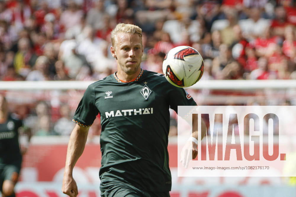 Marco Grüll, Grull (SV Werder Bremen, 17) am Ball , Deutschland, Fussball, 1. Bundesliga, 1.Spieltag, 2026 2027, SC Freiburg vs. SV Werder Bremen, 30.08.2026, Freiburg im Breisgau Europa-Park Stadion Deutschland