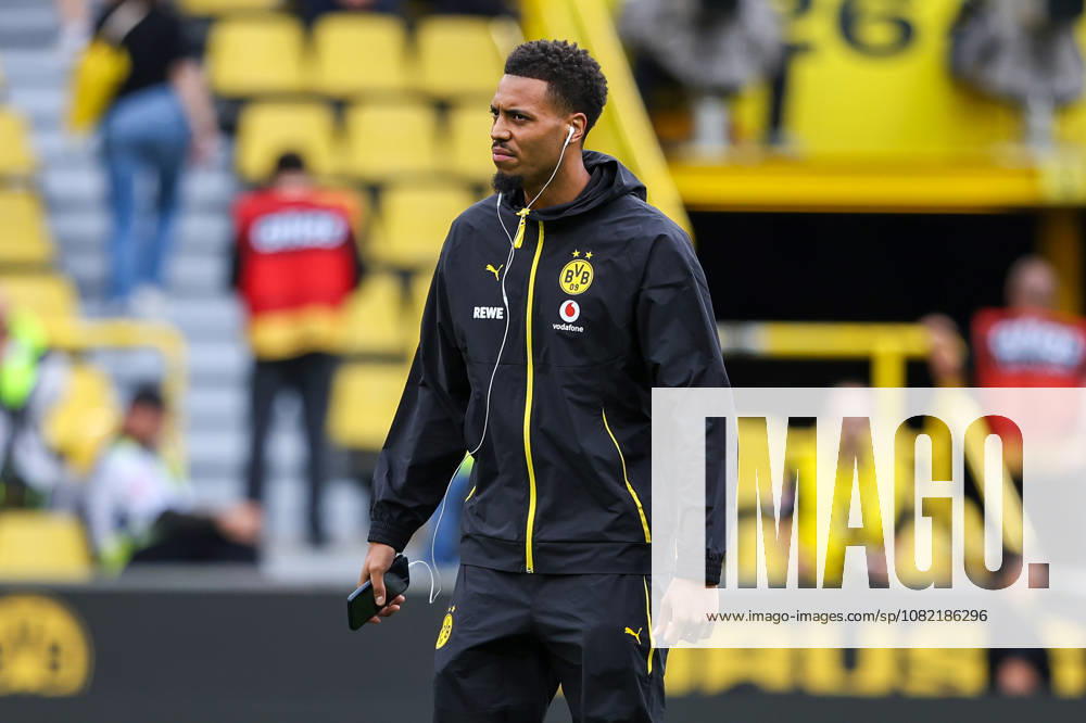 2026.08.29, Fußball, Bundesliga, Borussia Dortmund - Hamburger SV, Signal Iduna Park, 1.Spieltag, Saison 2026 2027: Felix Nmecha (Borussia Dortmund 8) vor Spielbeginn im Trainingsanzug und Kopfhoerern an DFB regulations prohibit any use of photographs as image sequences and or quasi-video. Photo: WilkowskixPressefotoKochx Nordrhein-Westfalen Deutschland
