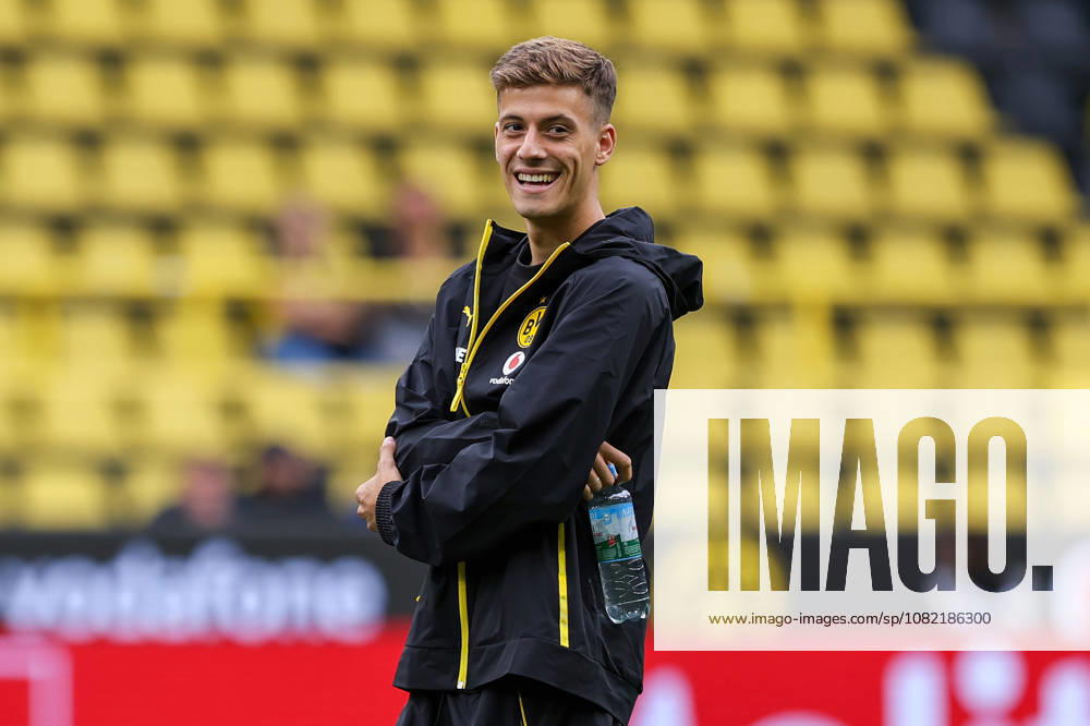 2026.08.29, Fußball, Bundesliga, Borussia Dortmund - Hamburger SV, Signal Iduna Park, 1.Spieltag, Saison 2026 2027: Giannis Konstantelias (Borussia Dortmund 45) vor Spielbeginn im Trainingsanzug DFB regulations prohibit any use of photographs as image sequences and or quasi-video. Photo: WilkowskixPressefotoKochx Nordrhein-Westfalen Deutschland