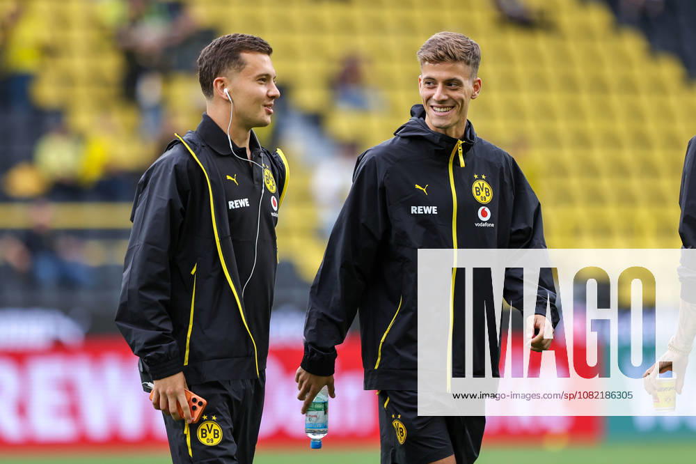 2026.08.29, Fußball, Bundesliga, Borussia Dortmund - Hamburger SV, Signal Iduna Park, 1.Spieltag, Saison 2026 2027: Giannis Konstantelias (Borussia Dortmund 45) und Konstantinos Karetsas (Borussia Dortmund 19) sprechen vor Spielbeginn gemeinsam DFB regulations prohibit any use of photographs as image sequences and or quasi-video. Photo: WilkowskixPressefotoKochx Nordrhein-Westfalen Deutschland
