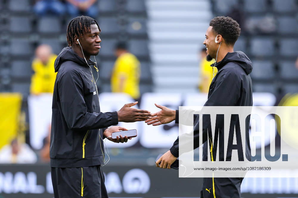 2026.08.29, Fußball, Bundesliga, Borussia Dortmund - Hamburger SV, Signal Iduna Park, 1.Spieltag, Saison 2026 2027: Felix Nmecha (Borussia Dortmund 8) und Joane Gadou (Borussia Dortmund 22) begruessen sich mit Handschlag DFB regulations prohibit any use of photographs as image sequences and or quasi-video. Photo: WilkowskixPressefotoKochx Nordrhein-Westfalen Deutschland