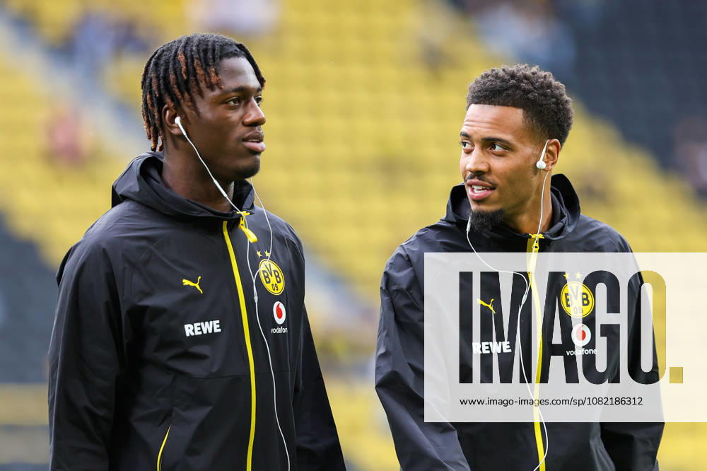 2026.08.29, Fußball, Bundesliga, Borussia Dortmund - Hamburger SV, Signal Iduna Park, 1.Spieltag, Saison 2026 2027: Joane Gadou (Borussia Dortmund 22) und Felix Nmecha (Borussia Dortmund 8) sprechen vor dem Spiel miteinander DFB regulations prohibit any use of photographs as image sequences and or quasi-video. Photo: WilkowskixPressefotoKochx Nordrhein-Westfalen Deutschland