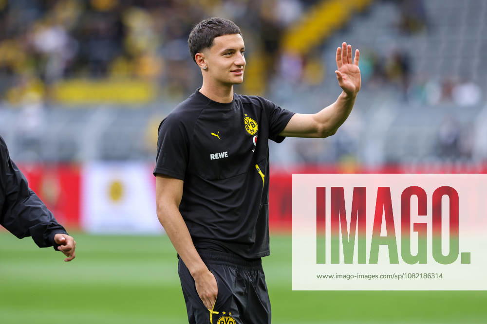 2026.08.29, Fußball, Bundesliga, Borussia Dortmund - Hamburger SV, Signal Iduna Park, 1.Spieltag, Saison 2026 2027: Samuele Inacio (Borussia Dortmund 40) winkt zu Fans vor dem Spiel DFB regulations prohibit any use of photographs as image sequences and or quasi-video. Photo: WilkowskixPressefotoKochx Nordrhein-Westfalen Deutschland