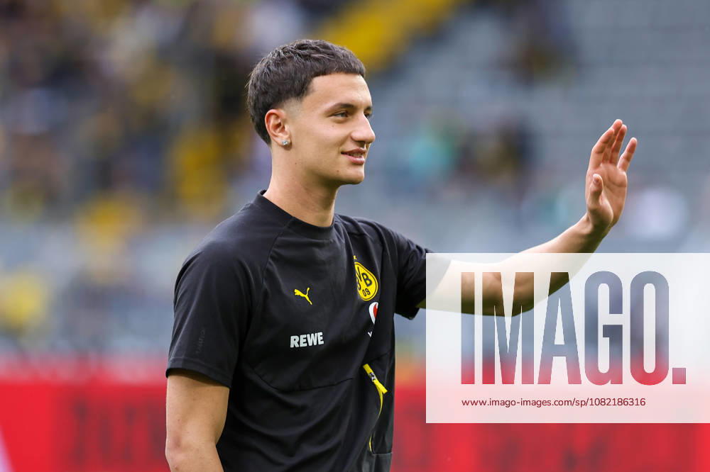 2026.08.29, Fußball, Bundesliga, Borussia Dortmund - Hamburger SV, Signal Iduna Park, 1.Spieltag, Saison 2026 2027: Samuele Inacio (Borussia Dortmund 40) winkt zu Fans vor dem Spiel DFB regulations prohibit any use of photographs as image sequences and or quasi-video. Photo: WilkowskixPressefotoKochx Nordrhein-Westfalen Deutschland