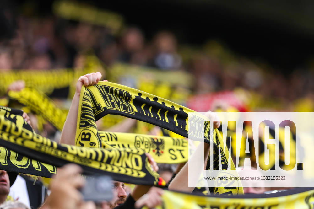 2026.08.29, Fußball, Bundesliga, Borussia Dortmund - Hamburger SV, Signal Iduna Park, 1.Spieltag, Saison 2026 2027: Fan haelt Schal hoch mit you ll never walk alone DFB regulations prohibit any use of photographs as image sequences and or quasi-video. Photo: WilkowskixPressefotoKochx Nordrhein-Westfalen Deutschland