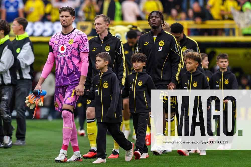 2026.08.29, Fußball, Bundesliga, Borussia Dortmund - Hamburger SV, Signal Iduna Park, 1.Spieltag, Saison 2026 2027: Spieler von Dortmund angefuehrt v.L. von Gregor Kobel (Borussia Dortmund 1) laufen auf den Platz vor Spielbeginn DFB regulations prohibit any use of photographs as image sequences and or quasi-video. Photo: WilkowskixPressefotoKochx Nordrhein-Westfalen Deutschland