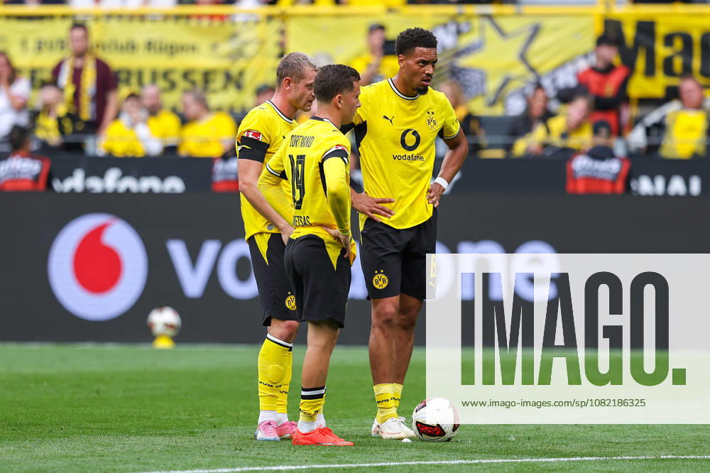 2026.08.29, Fußball, Bundesliga, Borussia Dortmund - Hamburger SV, Signal Iduna Park, 1.Spieltag, Saison 2026 2027: Felix Nmecha (Borussia Dortmund 8), Konstantinos Karetsas (Borussia Dortmund 19) und Julian Ryerson (Borussia Dortmund 26) stehen gemeinsam am Ball vor Freistoss DFB regulations prohibit any use of photographs as image sequences and or quasi-video. Photo: WilkowskixPressefotoKochx Nordrhein-Westfalen Deutschland