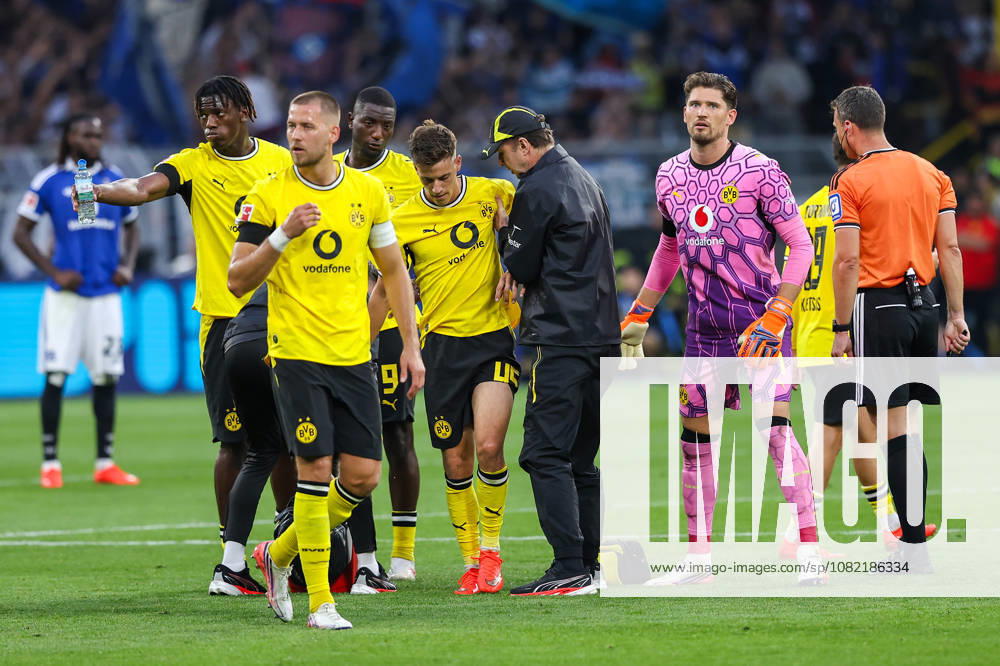 2026.08.29, Fußball, Bundesliga, Borussia Dortmund - Hamburger SV, Signal Iduna Park, 1.Spieltag, Saison 2026 2027: Giannis Konstantelias (Borussia Dortmund 45) wird verletzt vom Spiel gestuetzt getragen DFB regulations prohibit any use of photographs as image sequences and or quasi-video. Photo: WilkowskixPressefotoKochx Nordrhein-Westfalen Deutschland