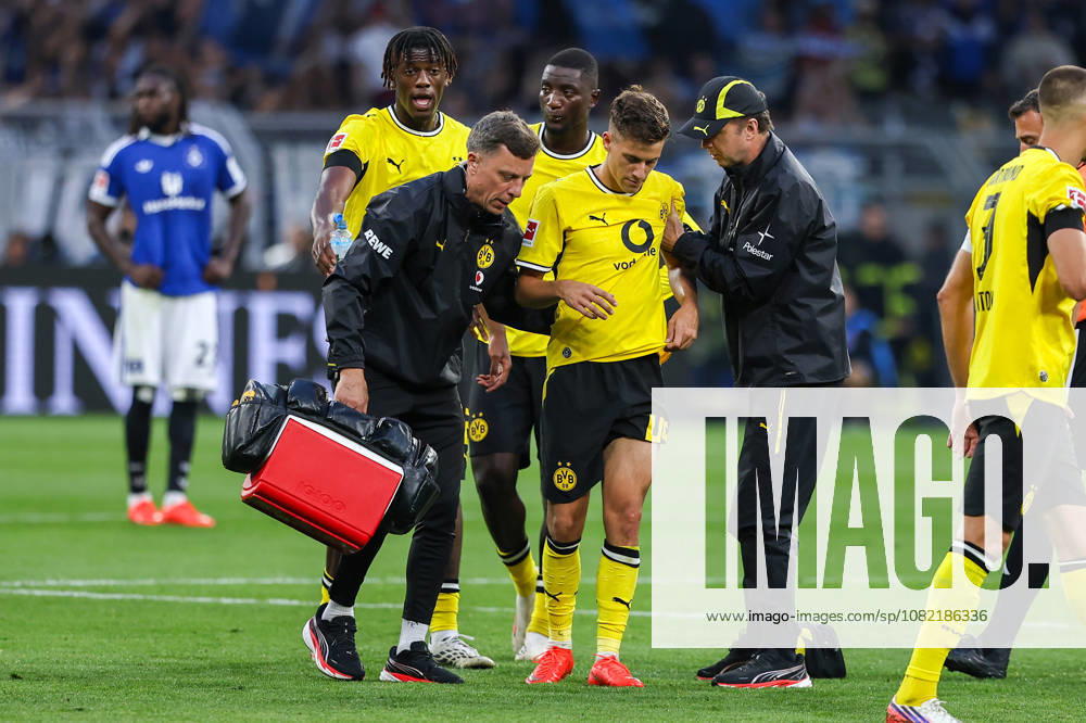 2026.08.29, Fußball, Bundesliga, Borussia Dortmund - Hamburger SV, Signal Iduna Park, 1.Spieltag, Saison 2026 2027: Giannis Konstantelias (Borussia Dortmund 45) wird verletzt vom Spiel gestuetzt getragen DFB regulations prohibit any use of photographs as image sequences and or quasi-video. Photo: WilkowskixPressefotoKochx Nordrhein-Westfalen Deutschland