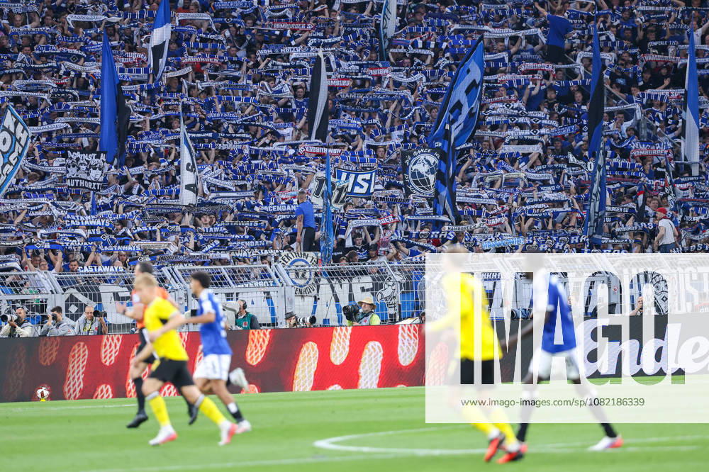 2026.08.29, Fußball, Bundesliga, Borussia Dortmund - Hamburger SV, Signal Iduna Park, 1.Spieltag, Saison 2026 2027: Hamburger Fans mit Schals und Fahnen im Gaestebereich DFB regulations prohibit any use of photographs as image sequences and or quasi-video. Photo: WilkowskixPressefotoKochx Nordrhein-Westfalen Deutschland
