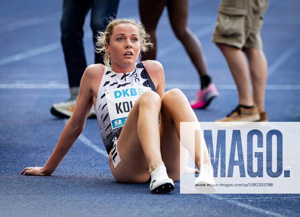 ISTAF 2026; Berlin, 30.08.2026 Erschöpft: Smilla KOLBE (GER Germany) sitzt nach ihrem 800m-Lauf auf der blauen Bahn des Olympiastadions; ISTAF Berlin am 30.08.2026 im Olympiastadion in Berlin (Deutschland).