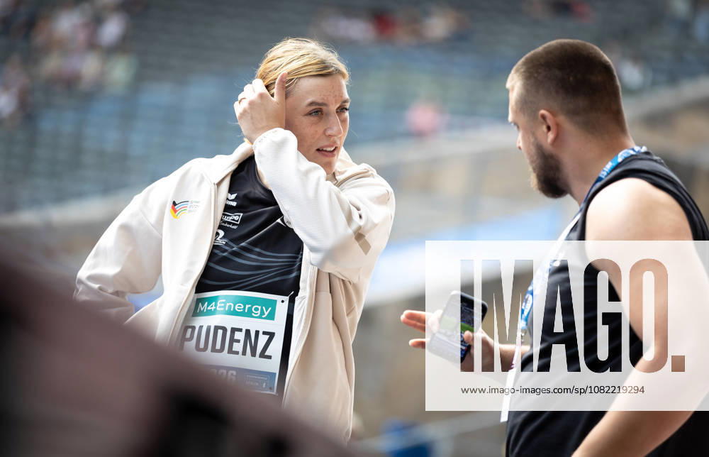 ISTAF 2026; Berlin, 30.08.2026 Bei der Wurfanalyse: Kristin PUDENZ (GER Germany) stimmt sich während des Diskuswettkampfs der Frauen mit ihrem Trainer ab; ISTAF Berlin am 30.08.2026 im Olympiastadion in Berlin (Deutschland).