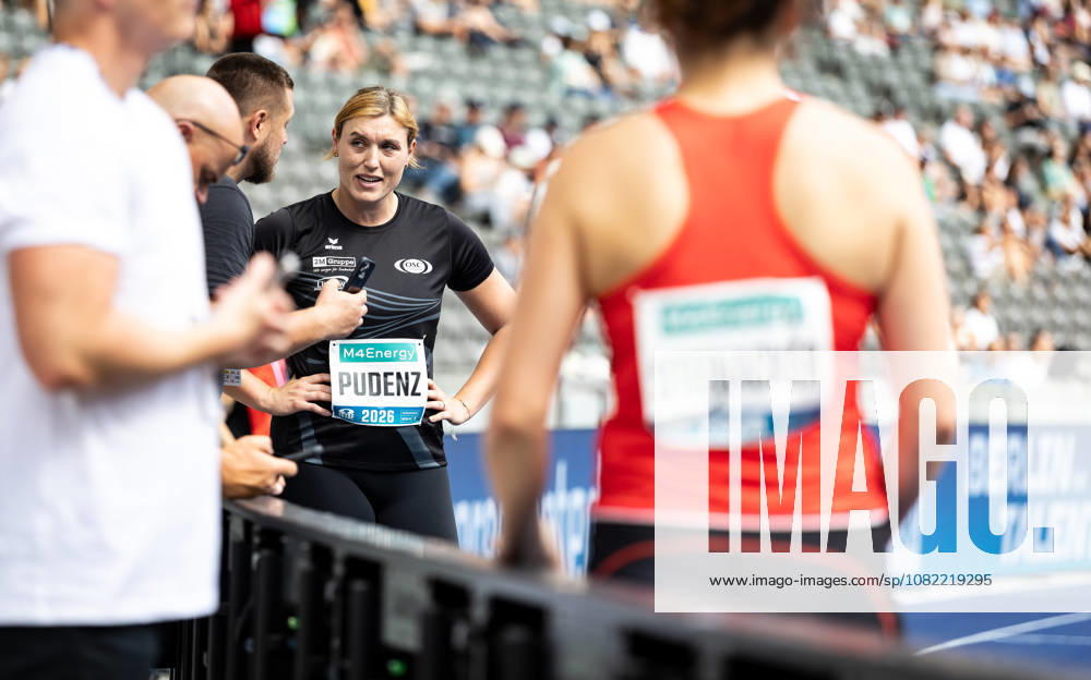 ISTAF 2026; Berlin, 30.08.2026 Bei der Analyse mit ihrem Trainer: Diskuswerferin Kristin PUDENZ (GER Germany); ISTAF Berlin am 30.08.2026 im Olympiastadion in Berlin (Deutschland).