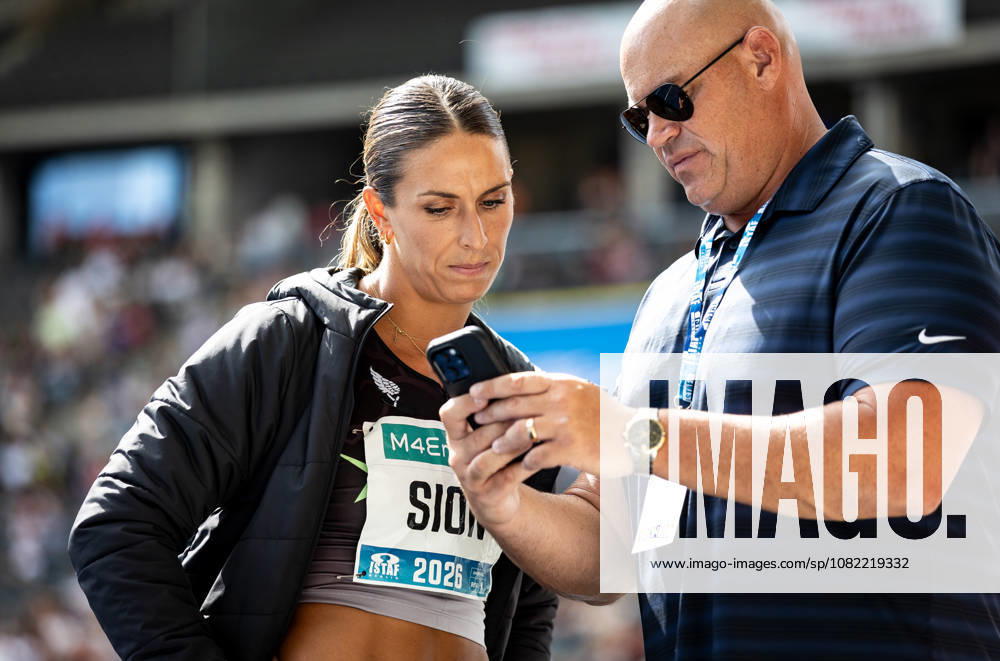 ISTAF 2026; Berlin, 30.08.2026 Bei der Wurfanalyse mit ihrem Ehemann und Trainer: Diskuswerferin Valarie SION (USA United States); ISTAF Berlin am 30.08.2026 im Olympiastadion in Berlin (Deutschland).