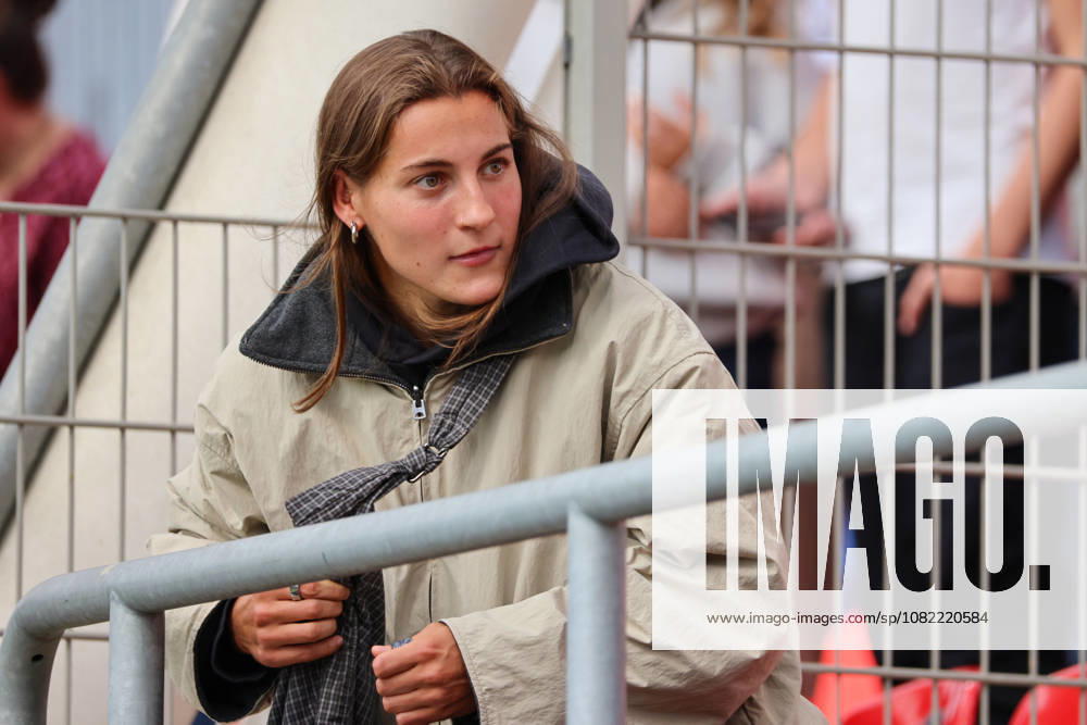Leverkusen, Deutschland: 30.08.2026 - 1. Frauenbundesliga 2026 2027 - Bayer Leverkusen Frauen vs. VfL Wolfsburg Frauen Im Bild: Carlotta Wamser (Leverkusen), nicht im Kader, vermutlich vor einem Transfer, der Gerüchten zufolge bald öffentlich wird