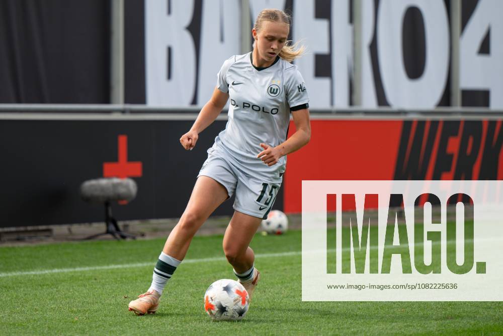 Weronika Arasniewicz 15 (VfL Wolfsburg Frauen) am Ball, Bayer 04 Leverkusen Frauen vs. VfL Wolfsburg Frauen, Fussball, Google Pixel Frauen-Bundesliga, 3. Spieltag, 2026 2027, 30.08.2026 DFB regulations prohibit any use of photographs as image sequences and or quasi-video Leverkusen Nordrhein-Westfalen Deutschland