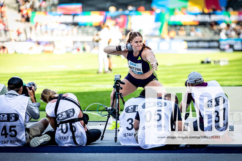 ISTAF 2026; Berlin, 30.08.2026 Impression: Sarah MITTON (CAN Canada) im Kugelstoßen der Frauen dicht umgeben von Fotografen; ISTAF Berlin am 30.08.2026 im Olympiastadion in Berlin (Deutschland).
