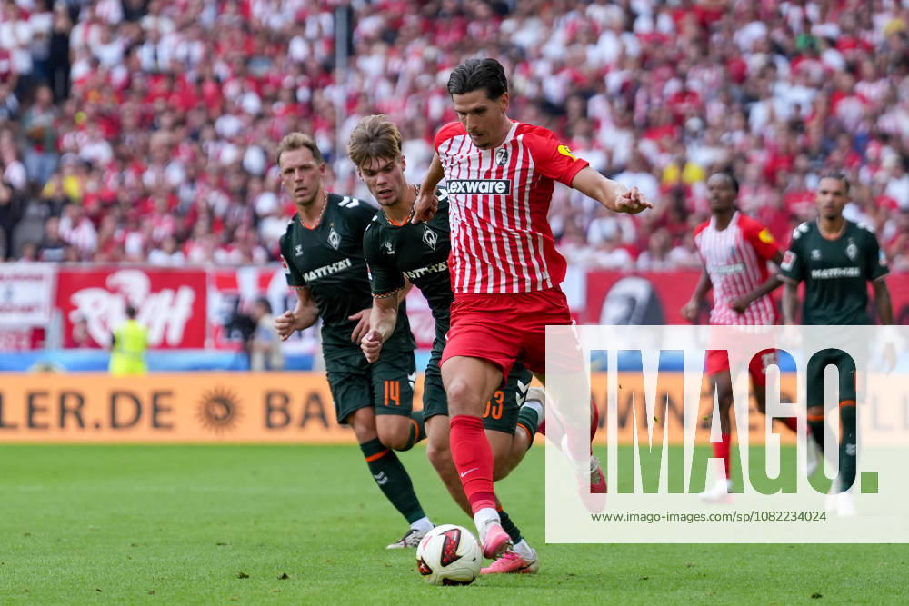 Mick Schmetgens (SV Werder Bremen, 33) im Zweikampf mit Igor Matanovic (SC Freiburg, 31) , Deutschland, Fussball, 1. Bundesliga, 1.Spieltag, 2026 2027, SC Freiburg vs. SV Werder Bremen, 30.08.2026, Europa-Park Stadion, Freiburg Freiburg Europa-Park Stadion Baden-Württemberg Deutschland