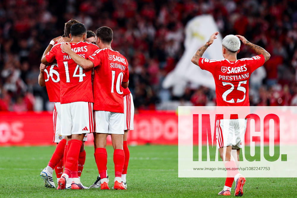 SL Benfica v Estoril Praia SAD - Liga Portugal BetClic 2026 2027 Clement Lenglet, do SL Benfica, marca e celebra com Joao Palhinha durante a partida entre SL Benfica v Estoril Praia SAD, para a Liga Portugal BetClic 2026 2027 no Estadio da Luz, Portugal (Foto de Diogo Faria Reis Avant Sports) Lisboa Estadio Jose Alvalde Lisboa Portugal