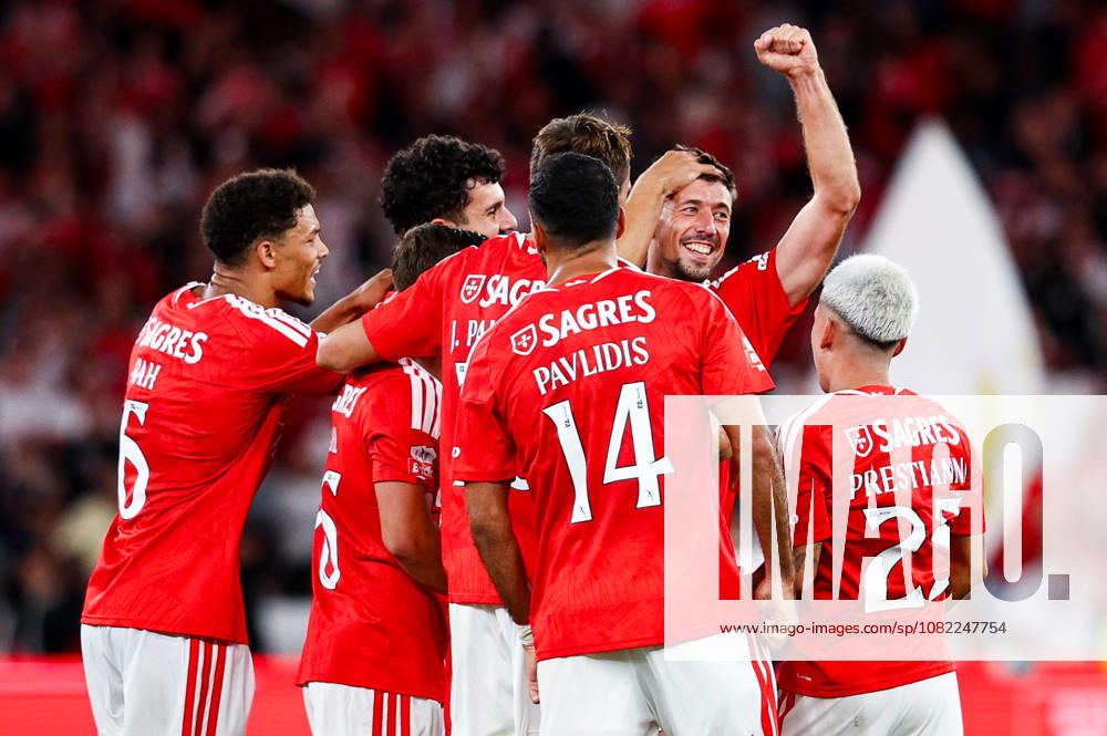 SL Benfica v Estoril Praia SAD - Liga Portugal BetClic 2026 2027 Clement Lenglet, do SL Benfica, marca e celebra com Joao Palhinha durante a partida entre SL Benfica v Estoril Praia SAD, para a Liga Portugal BetClic 2026 2027 no Estadio da Luz, Portugal (Foto de Diogo Faria Reis Avant Sports) Lisboa Estadio Jose Alvalde Lisboa Portugal