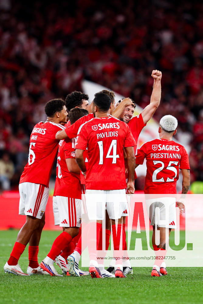 SL Benfica v Estoril Praia SAD - Liga Portugal BetClic 2026 2027 Clement Lenglet, do SL Benfica, marca e celebra com Joao Palhinha durante a partida entre SL Benfica v Estoril Praia SAD, para a Liga Portugal BetClic 2026 2027 no Estadio da Luz, Portugal (Foto de Diogo Faria Reis Avant Sports) Lisboa Estadio Jose Alvalde Lisboa Portugal